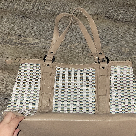 Petusco leather Tan and White Shoulder Bag with Woven Detail - Picture 7 of 10